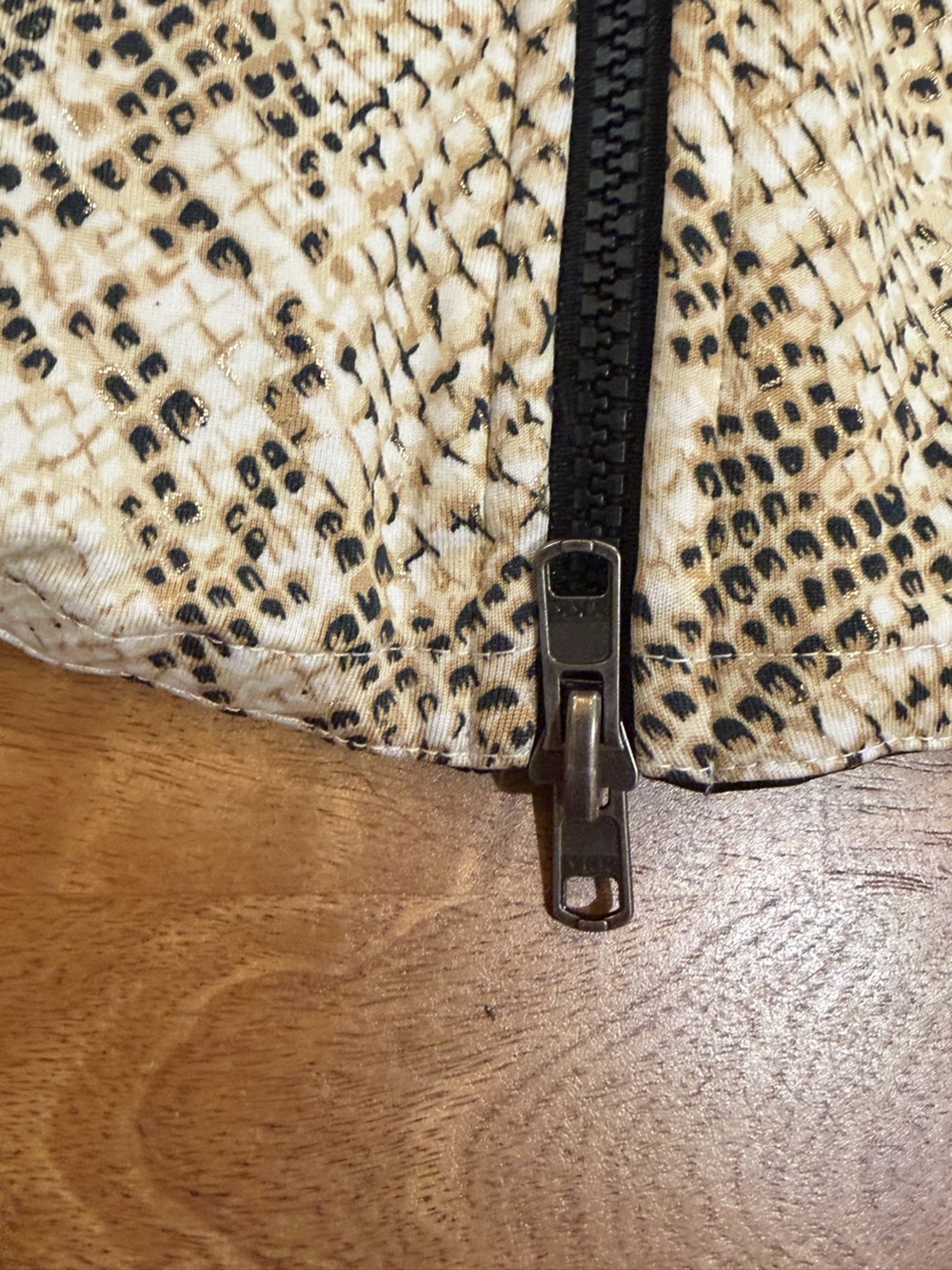 Tail Reversible Snakeskin Print Sleeveless Zip-Up Vest in Beige & Black - Small - Picture 4 of 11